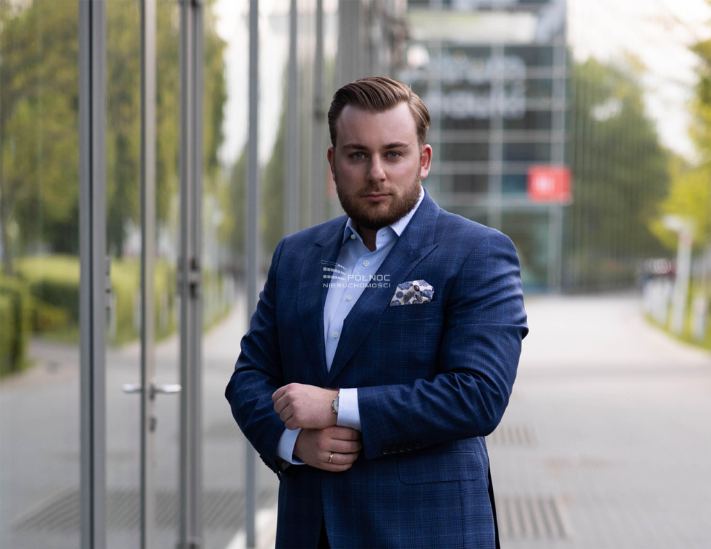 W sieci, ale niezależnie