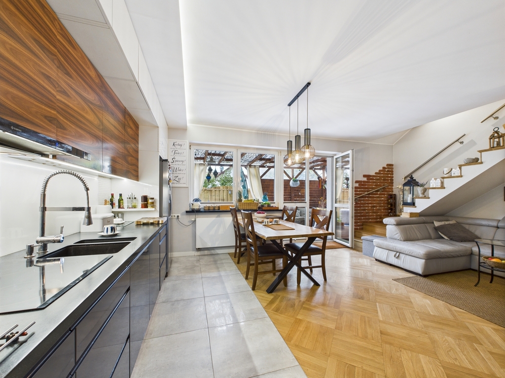 Dom – Wołomin, krzyżowa